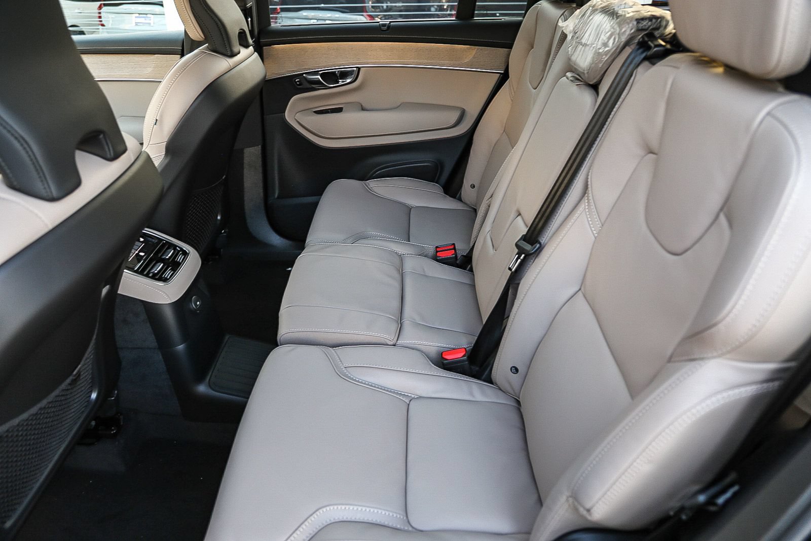 New 2026 Volvo XC90 T8 Ultra w/ Protection Package Premier AWD/4WD image 18