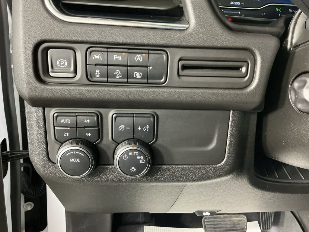 Used 2024 Chevrolet Suburban Z71 w/ Luxury Package image 18