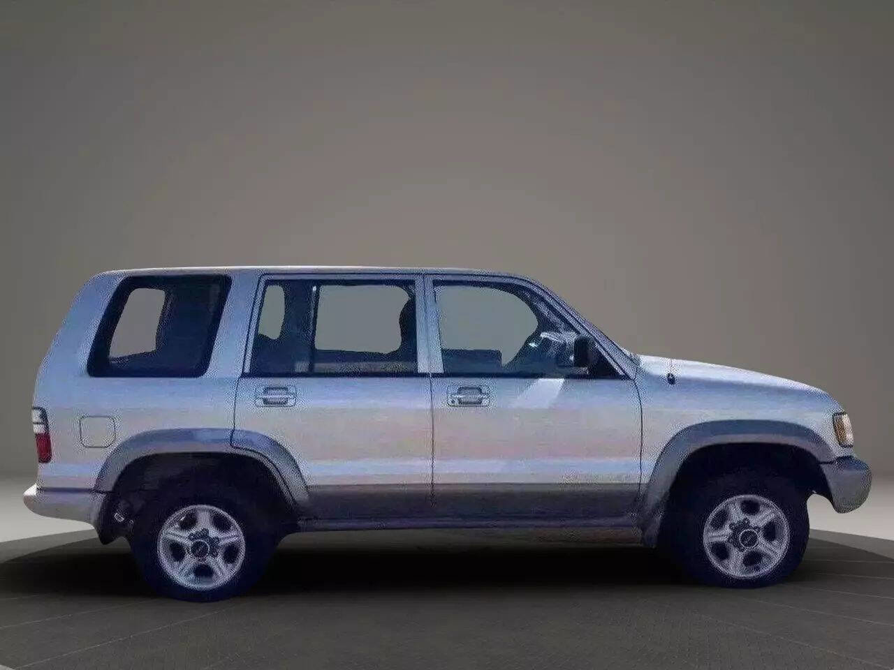 Used 2000 Isuzu Trooper S image 9
