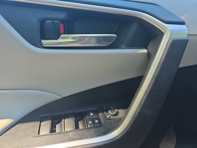 Used 2020 Toyota RAV4 XLE w/ Convenience Package FWD image 22