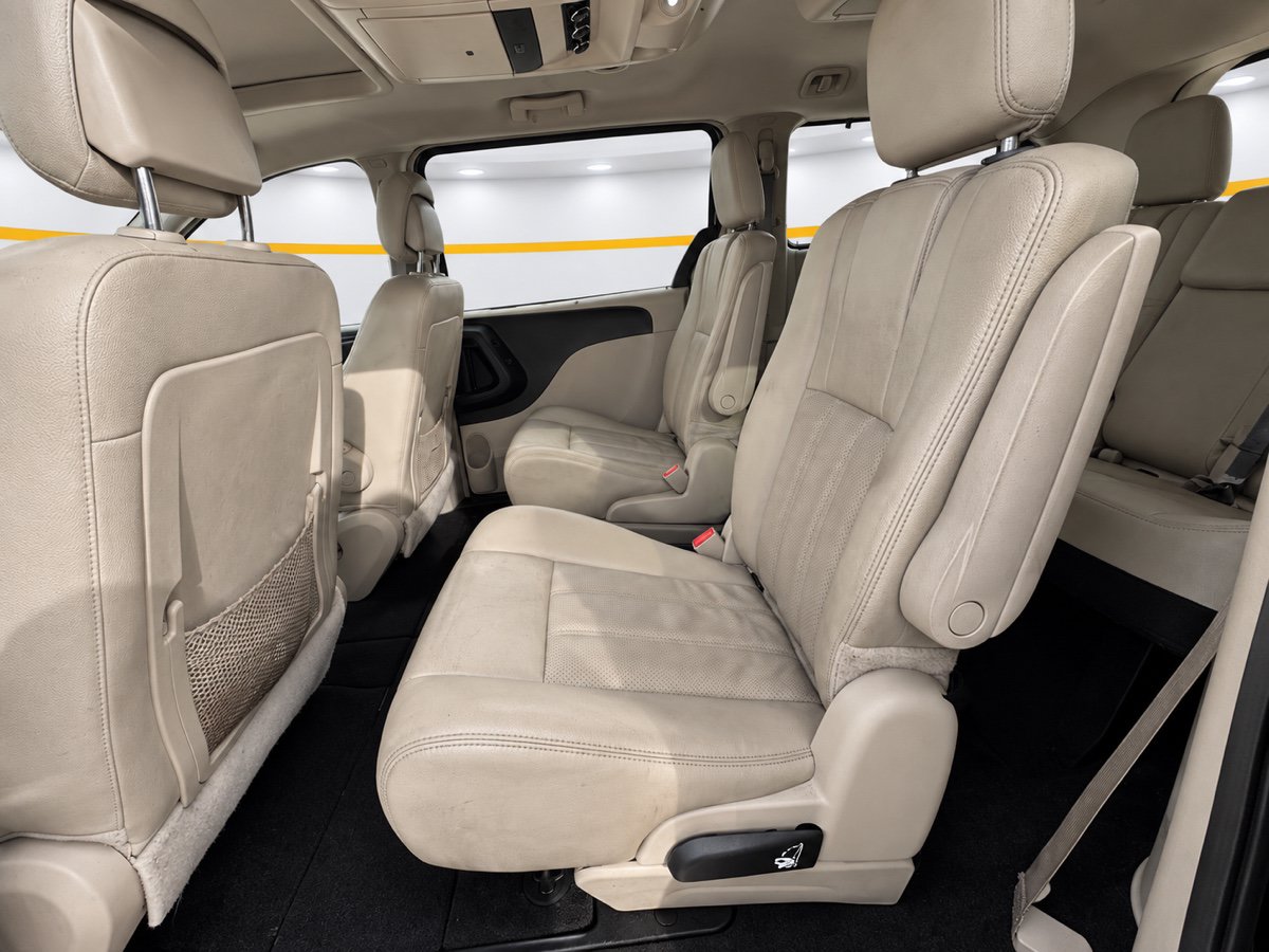 Used 2016 Chrysler Town & Country Touring-L FWD image 17