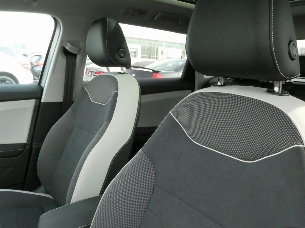 Certified 2025 Volkswagen Taos SE image 31