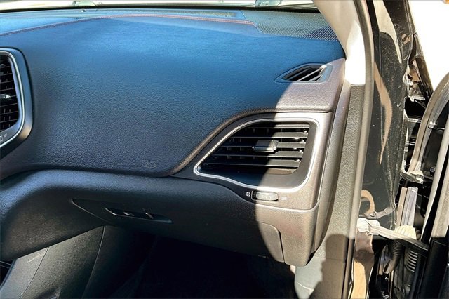 Used 2019 Jeep Cherokee Trailhawk image 16