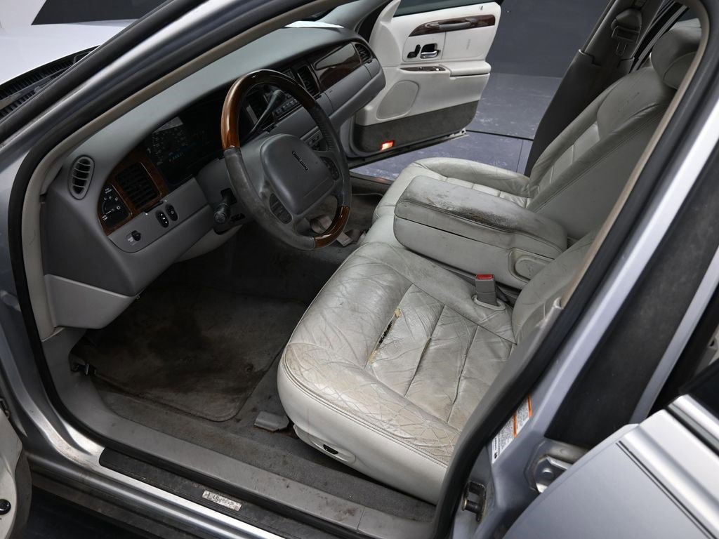 Used 2002 Lincoln Town Car Signature image 11
