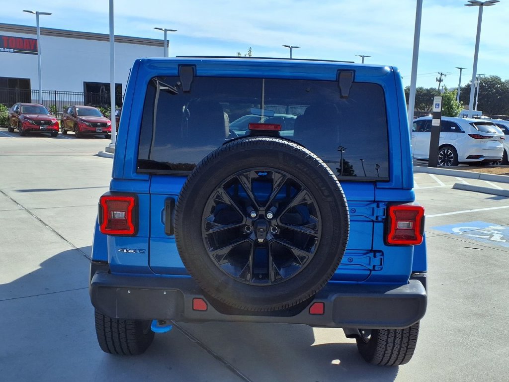 Used 2023 Jeep Wrangler Unlimited Sahara AWD/4WD image 4
