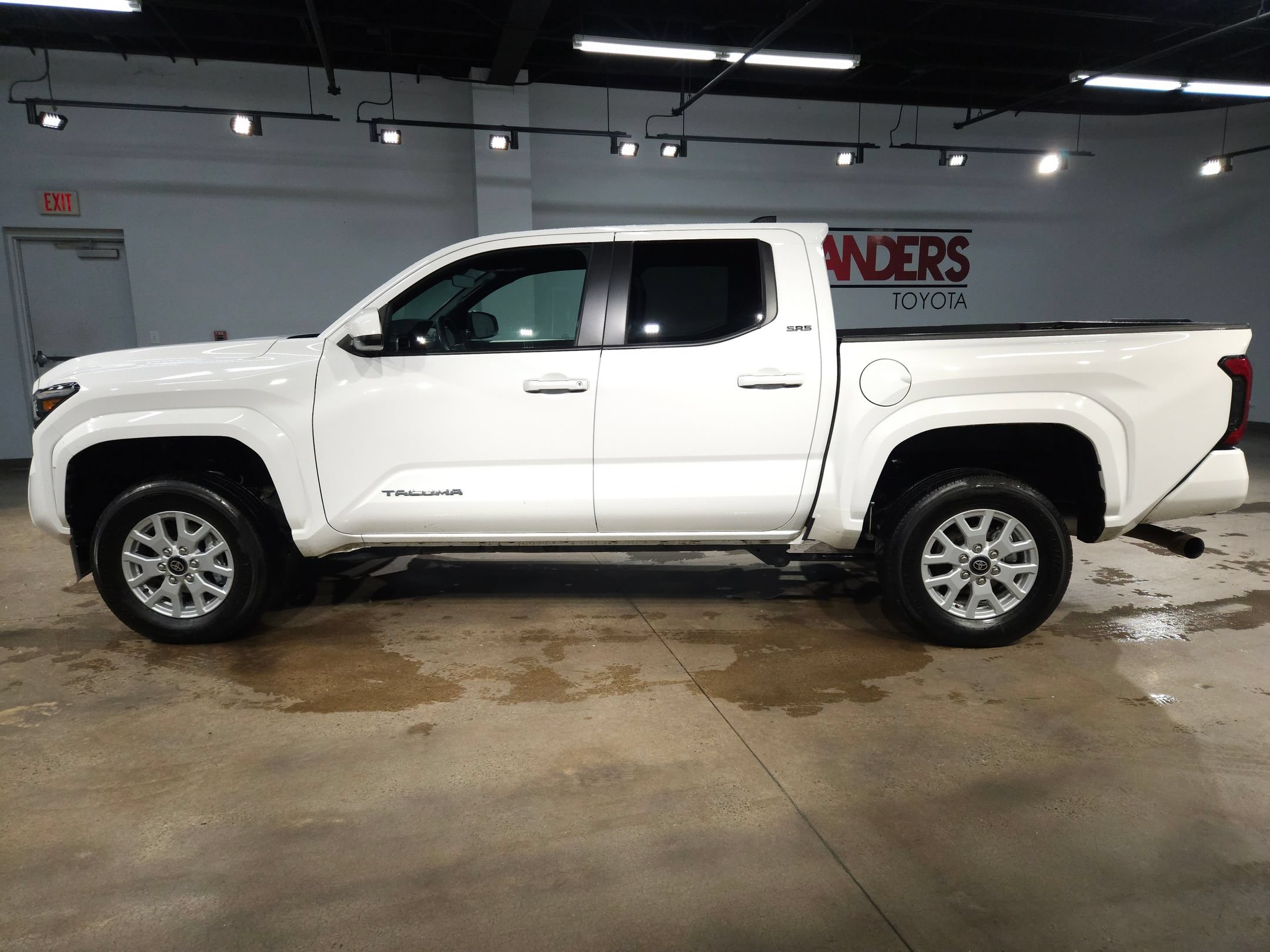 Used 2025 Toyota Tacoma SR5 AWD/4WD image 4