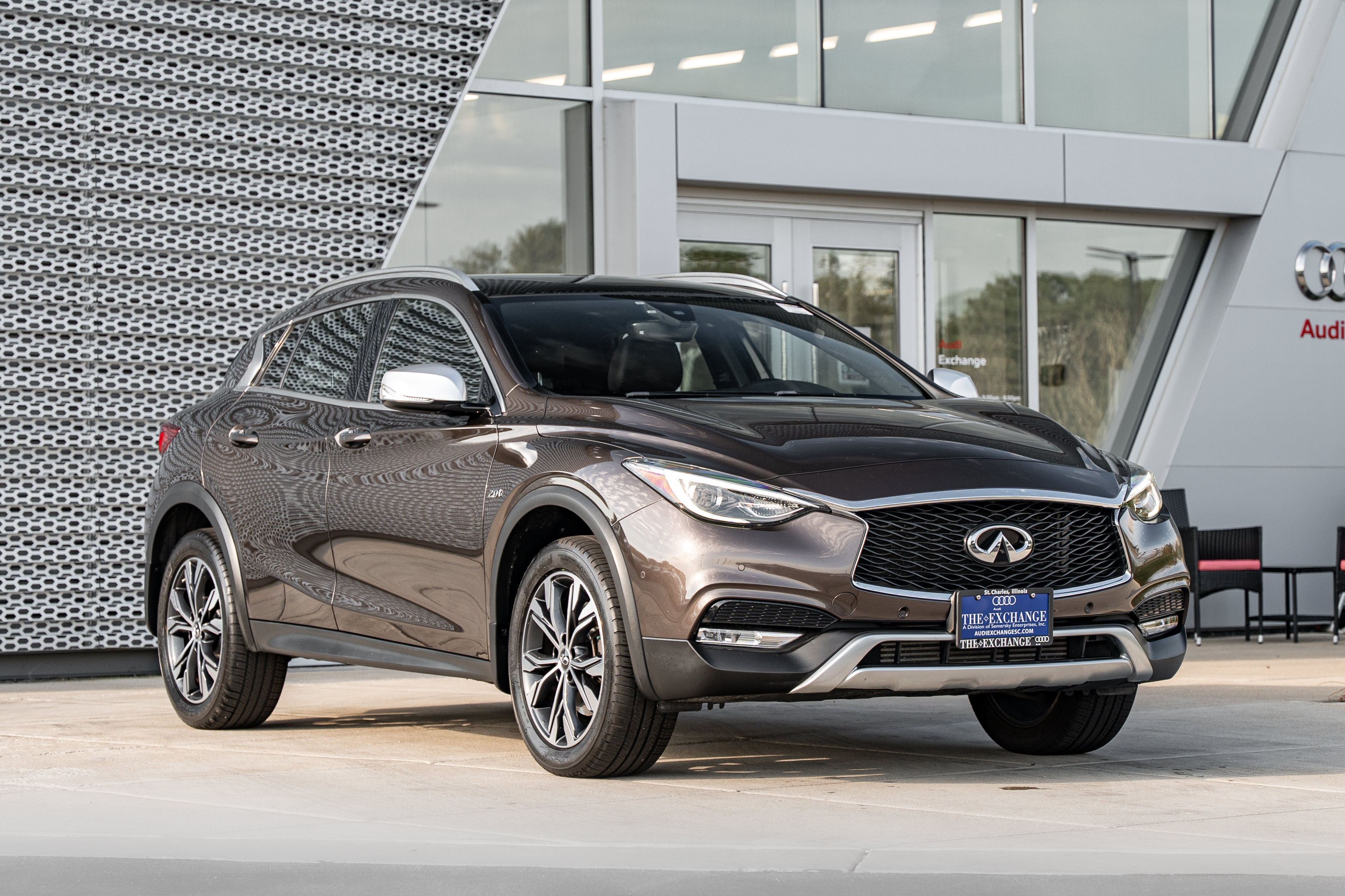Used 2018 INFINITI QX30 Premium w/ Navigation Package AWD/4WD image 1