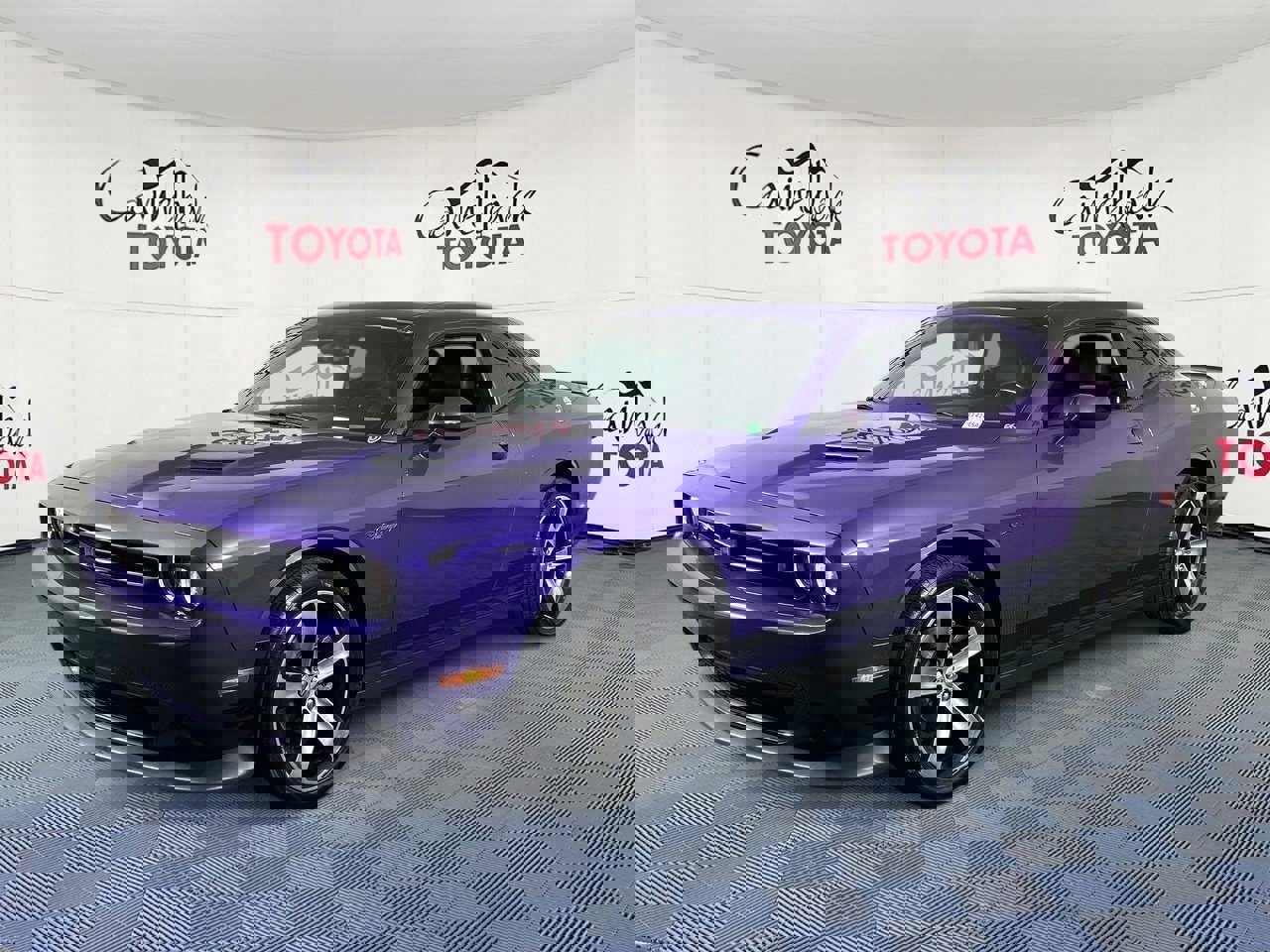 Used 2019 Dodge Challenger SXT image 2