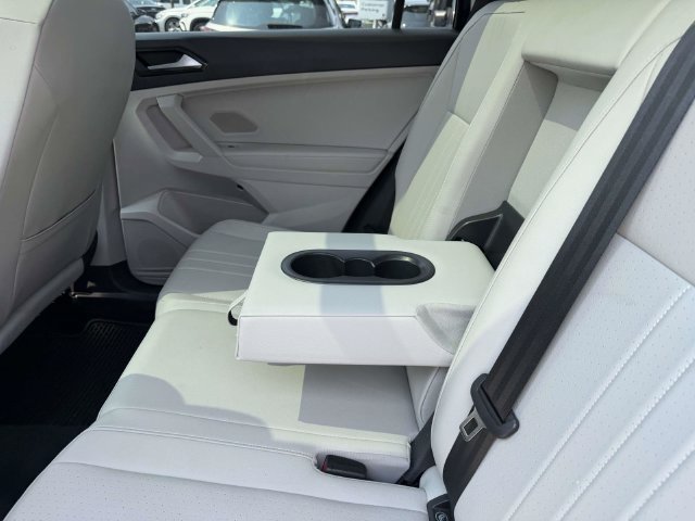 Used 2023 Volkswagen Tiguan SE w/ Panoramic Sunroof Package AWD/4WD image 13