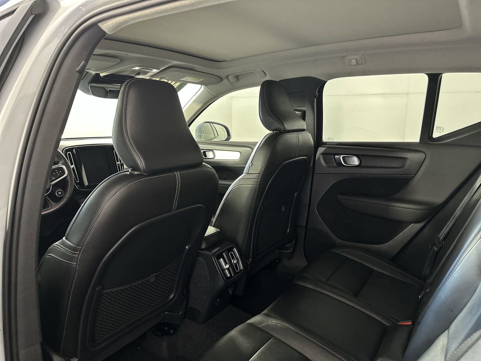 Used 2021 Volvo XC40 T4 Momentum w/ Protection Package Premier image 28