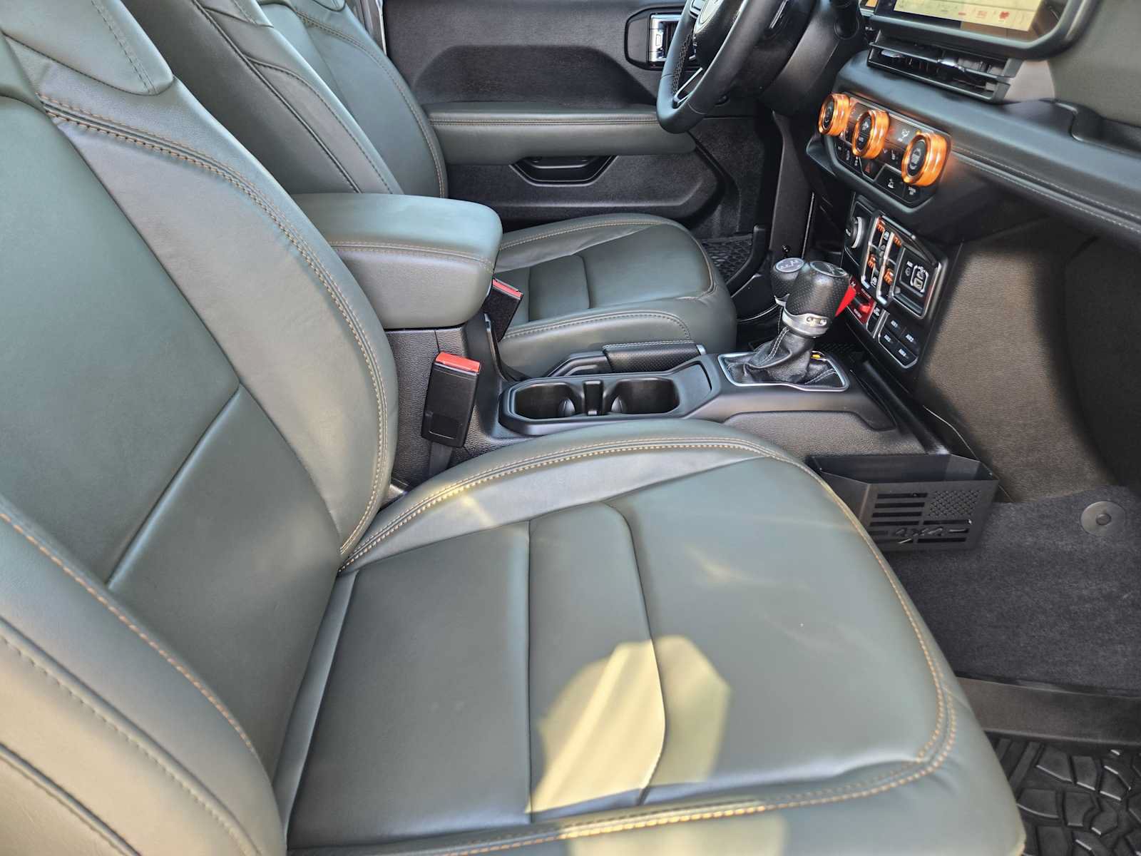 Used 2025 Jeep Gladiator Mojave w/ Convenience Group AWD/4WD image 15