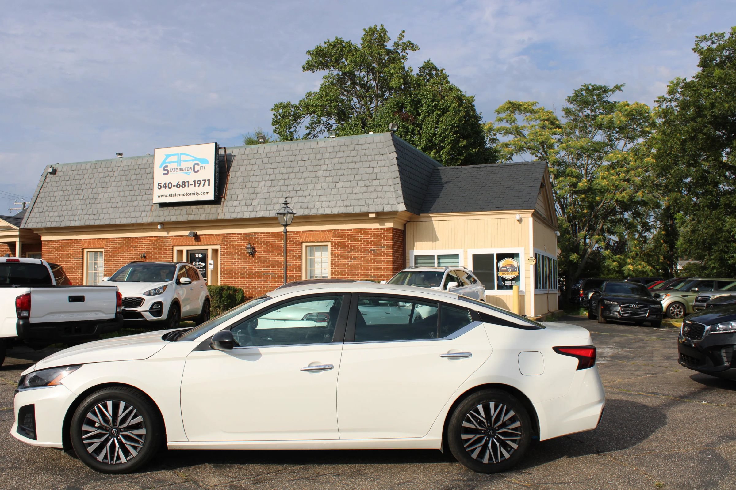 Used 2024 Nissan Altima 2.5 SV FWD image 2
