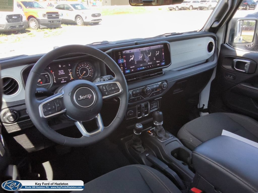 Used 2025 Jeep Wrangler Unlimited Sahara AWD/4WD image 19