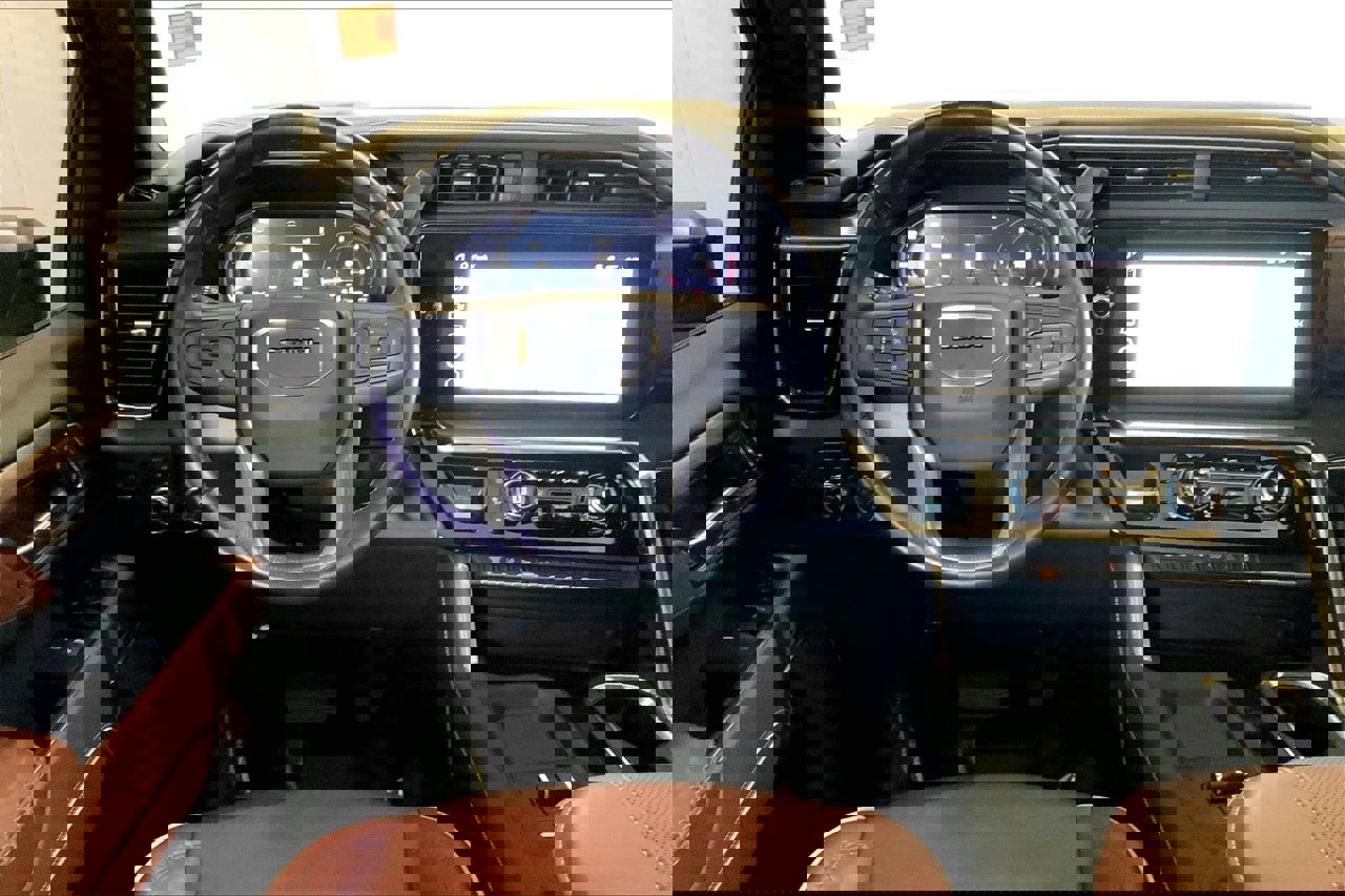 Used 2024 GMC Sierra 3500 Denali Ultimate image 4