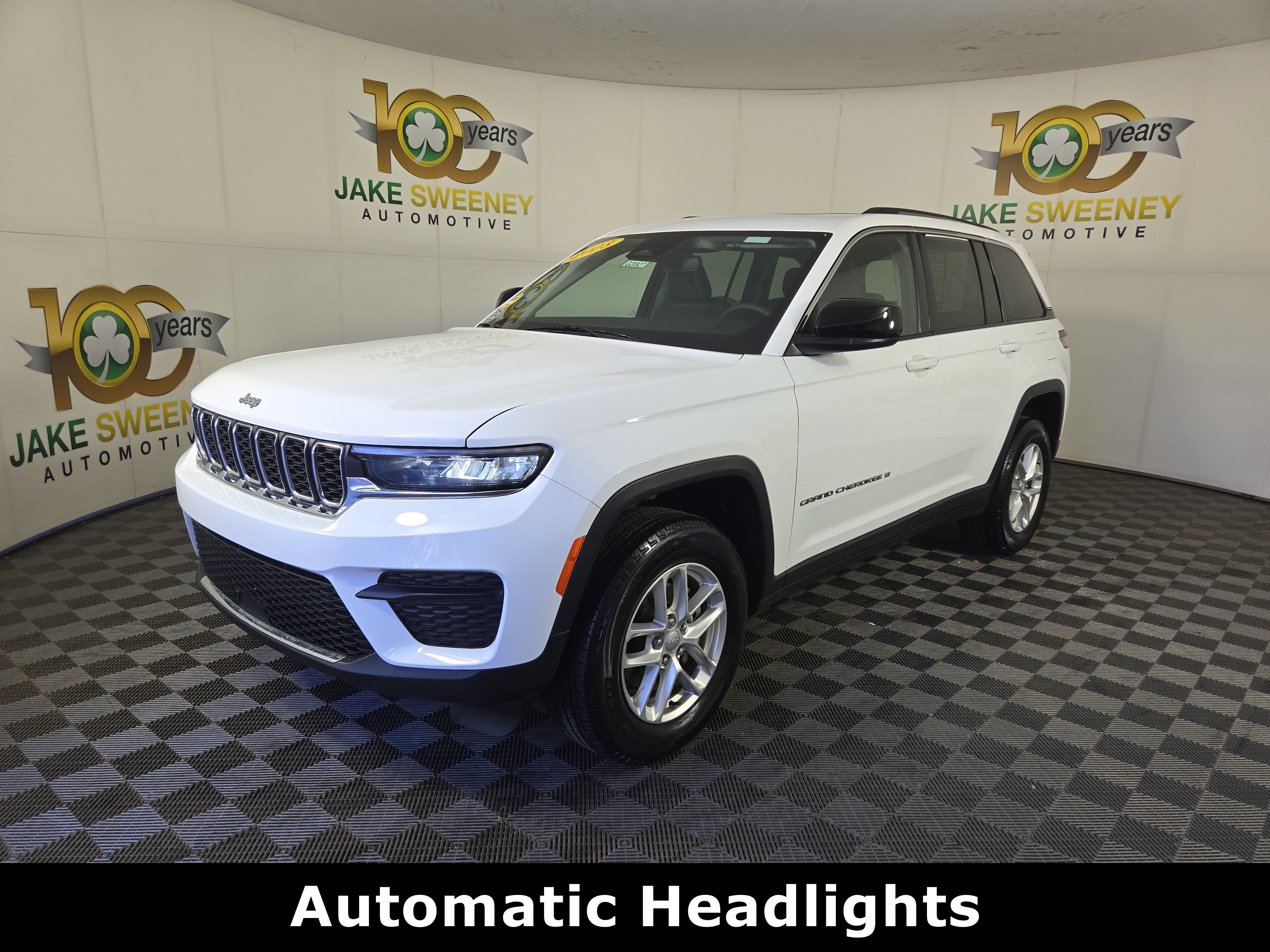 Used 2023 Jeep Grand Cherokee Laredo w/ Luxury Tech Group I AWD/4WD image 3