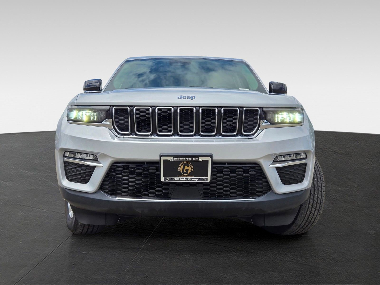 Used 2024 Jeep Grand Cherokee Limited AWD/4WD image 2