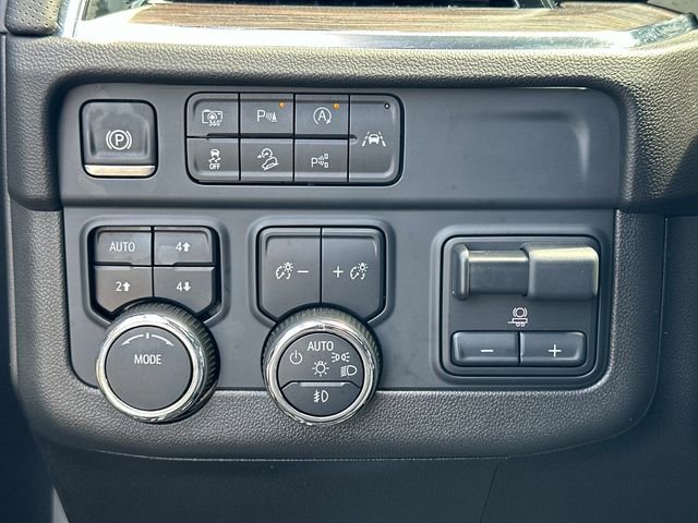 Used 2025 Chevrolet Suburban Premier AWD/4WD image 12