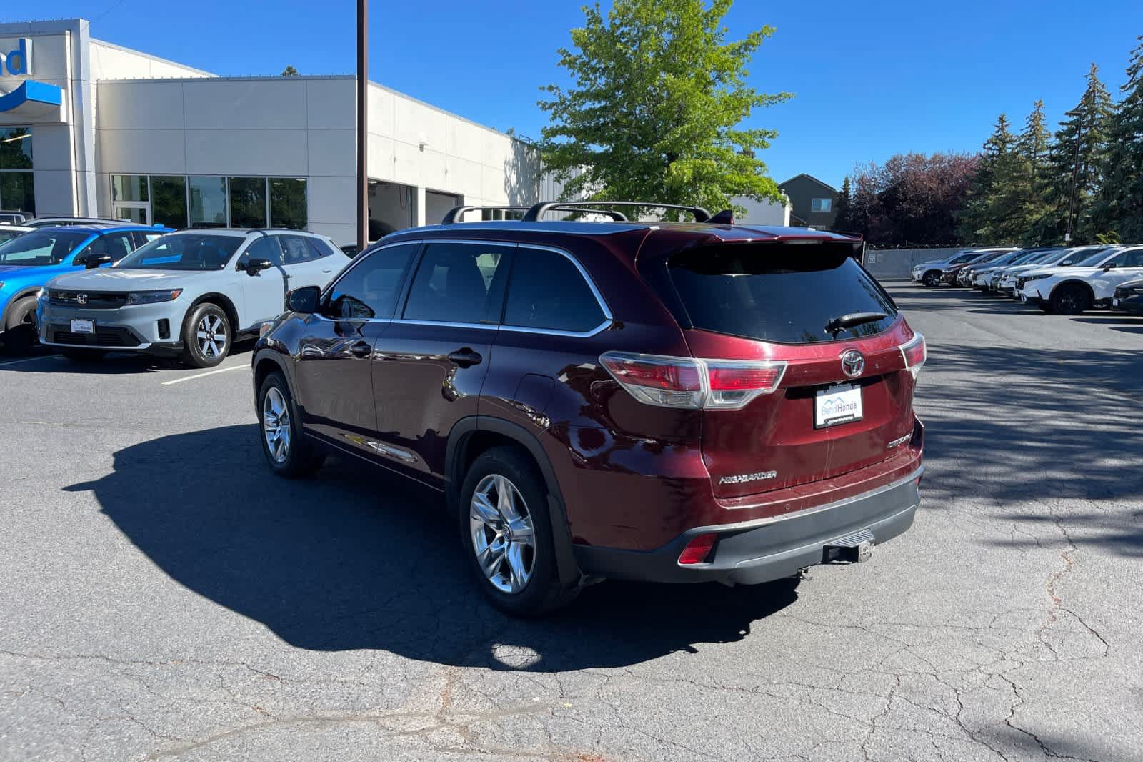 Used 2016 Toyota Highlander Limited w/ Driver Technology Package AWD/4WD image 3