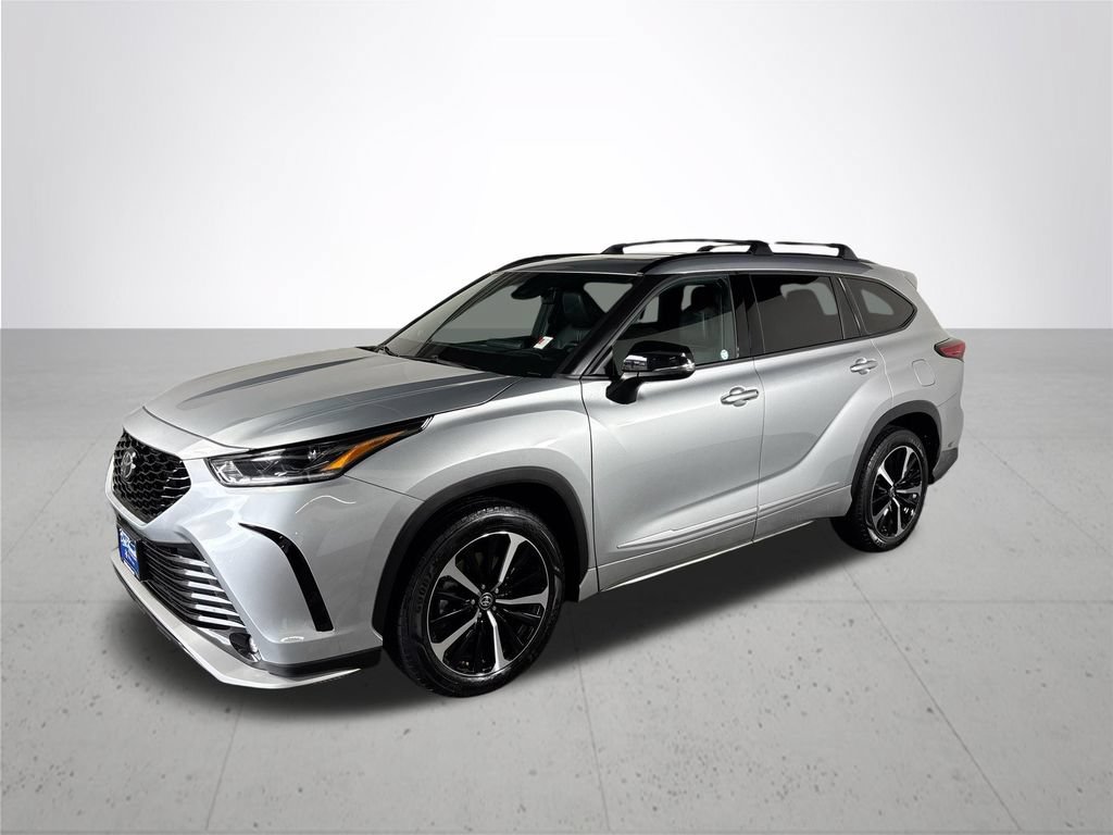 Used 2021 Toyota Highlander XSE AWD/4WD image 2