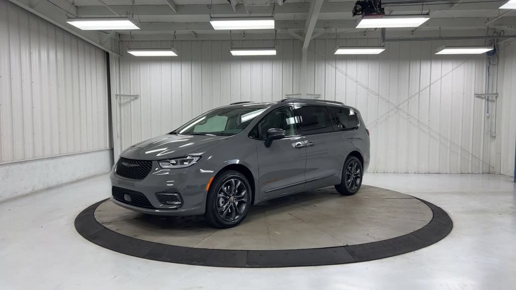 Used 2023 Chrysler Pacifica Touring-L w/ Uconnect Theater Family Group AWD/4WD image 4