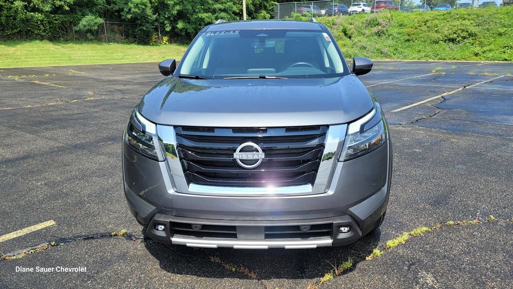 Used 2025 Nissan Pathfinder SL FWD image 4