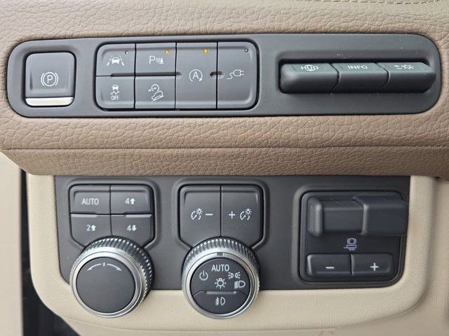 Used 2021 GMC Yukon Denali w/ Denali Premium Package image 27