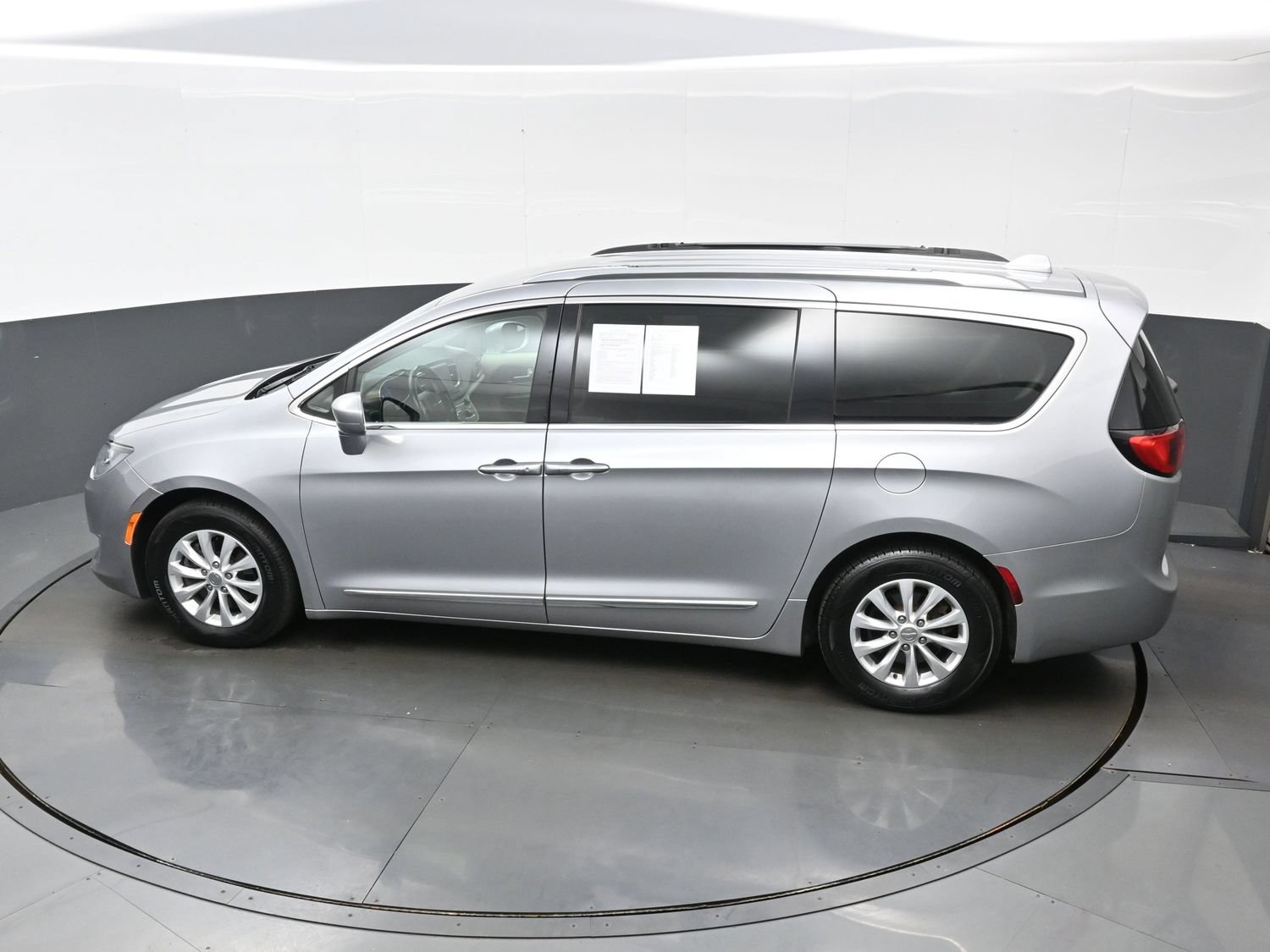 Used 2018 Chrysler Pacifica Touring-L Plus FWD image 38