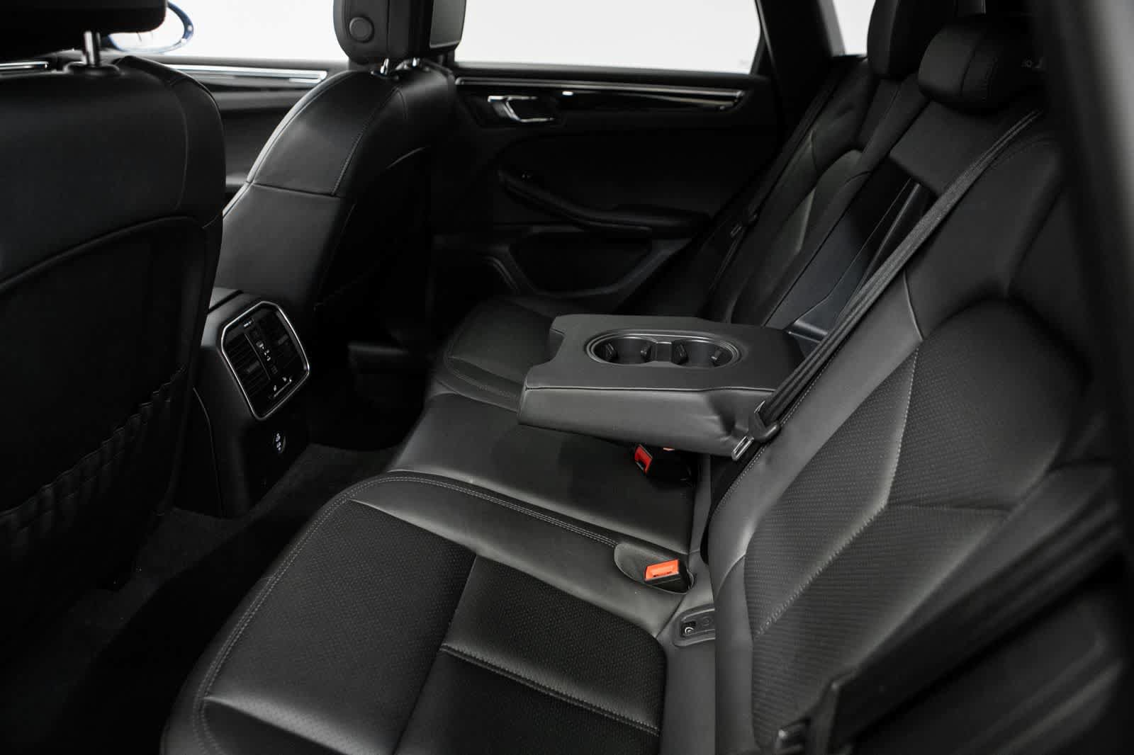 Certified 2023 Porsche Macan AWD/4WD image 31