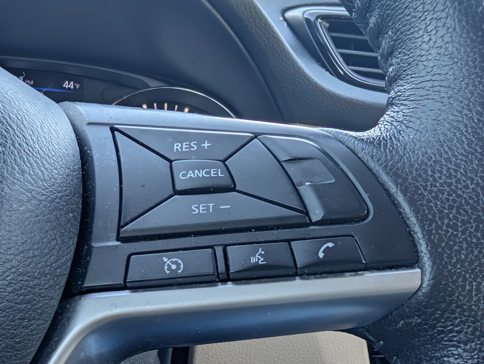 Used 2020 Nissan Rogue SV image 14