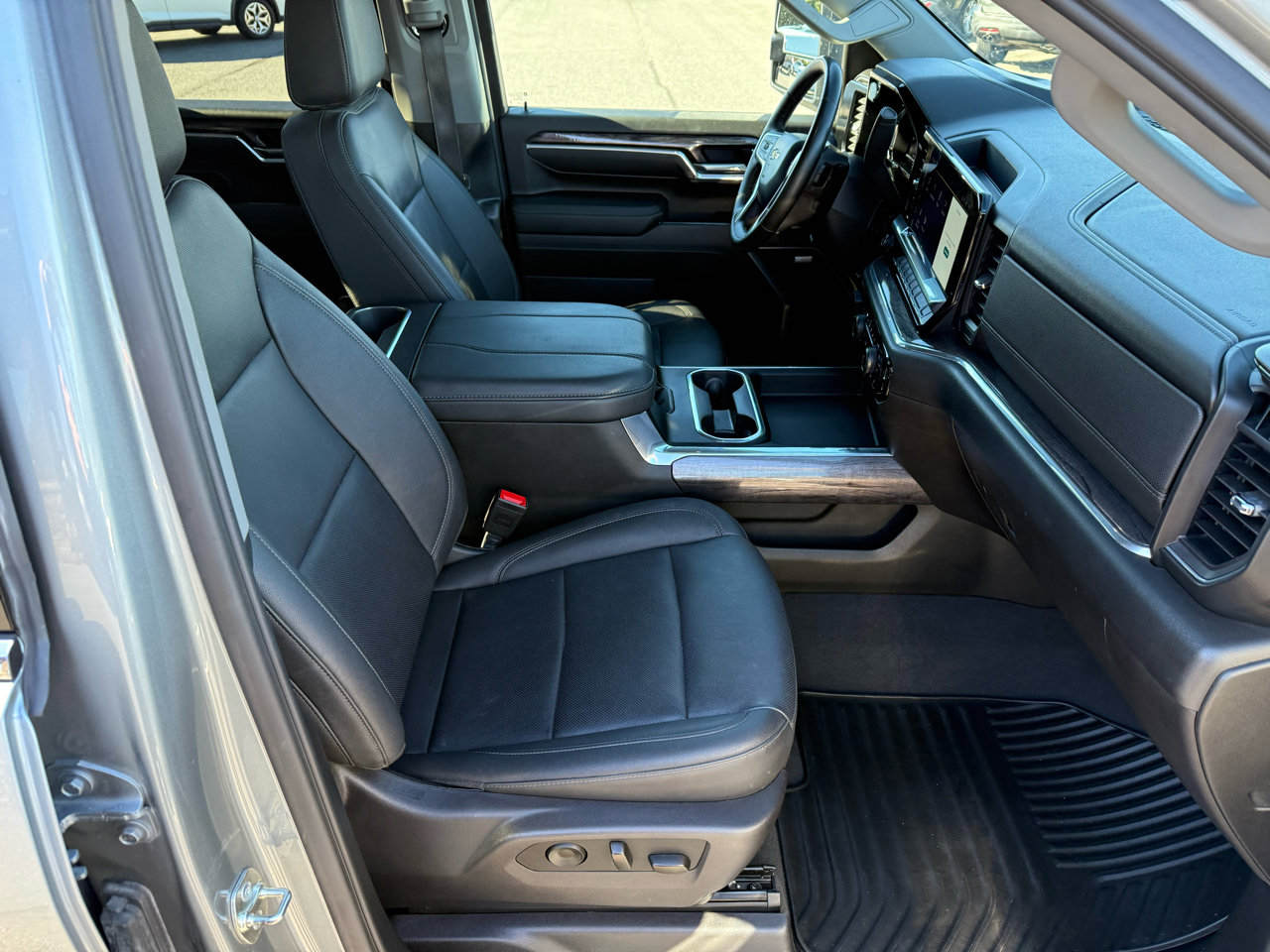 Used 2025 Chevrolet Silverado 3500 LTZ w/ LTZ Texas Edition image 29