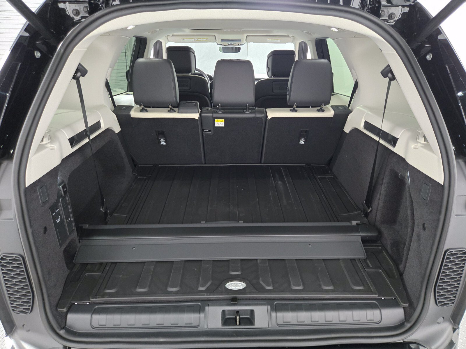 New 2026 Land Rover Discovery Dynamic SE AWD/4WD image 15