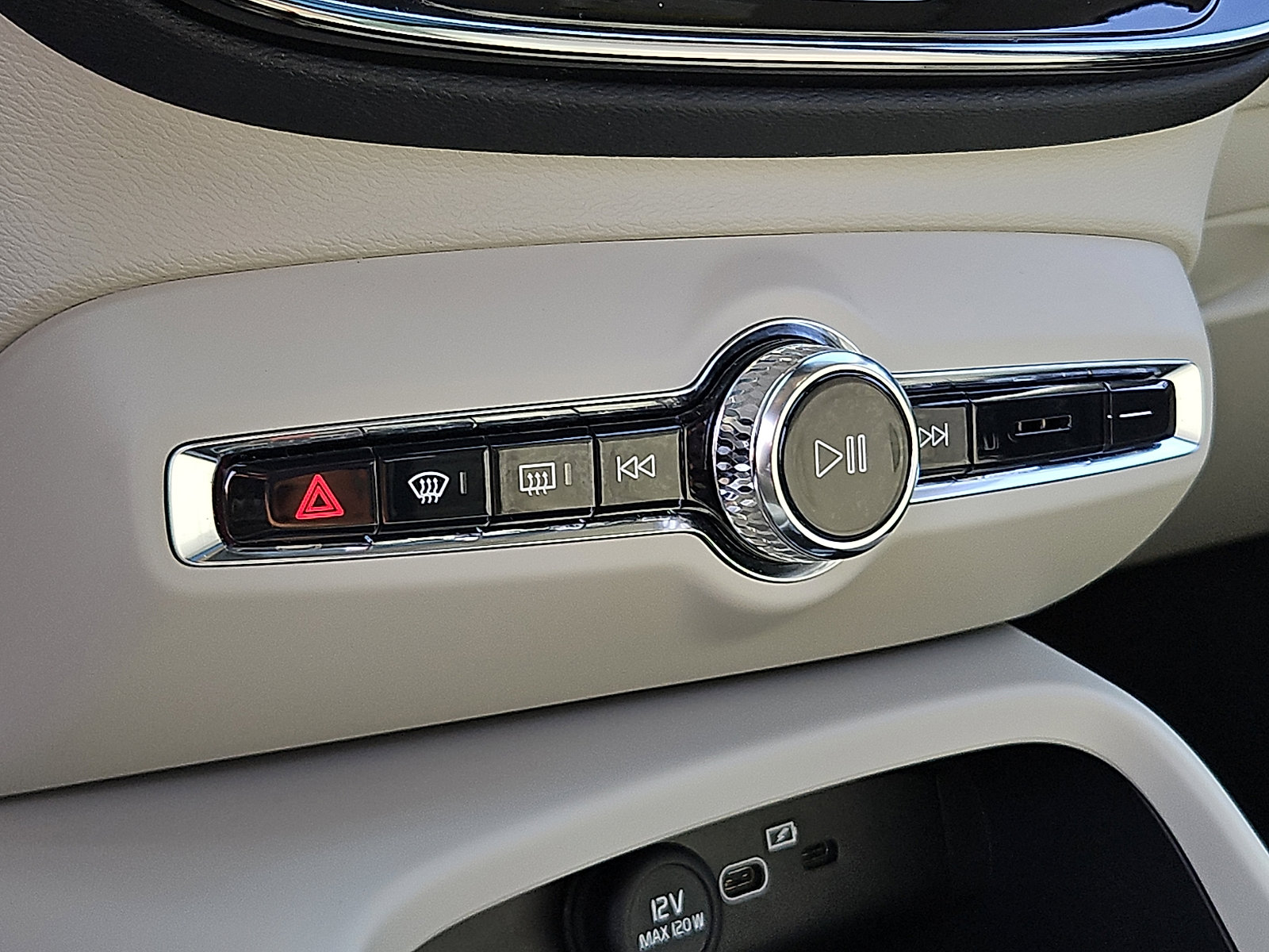 Certified 2023 Volvo XC40 B5 Plus w/ Climate Package image 16