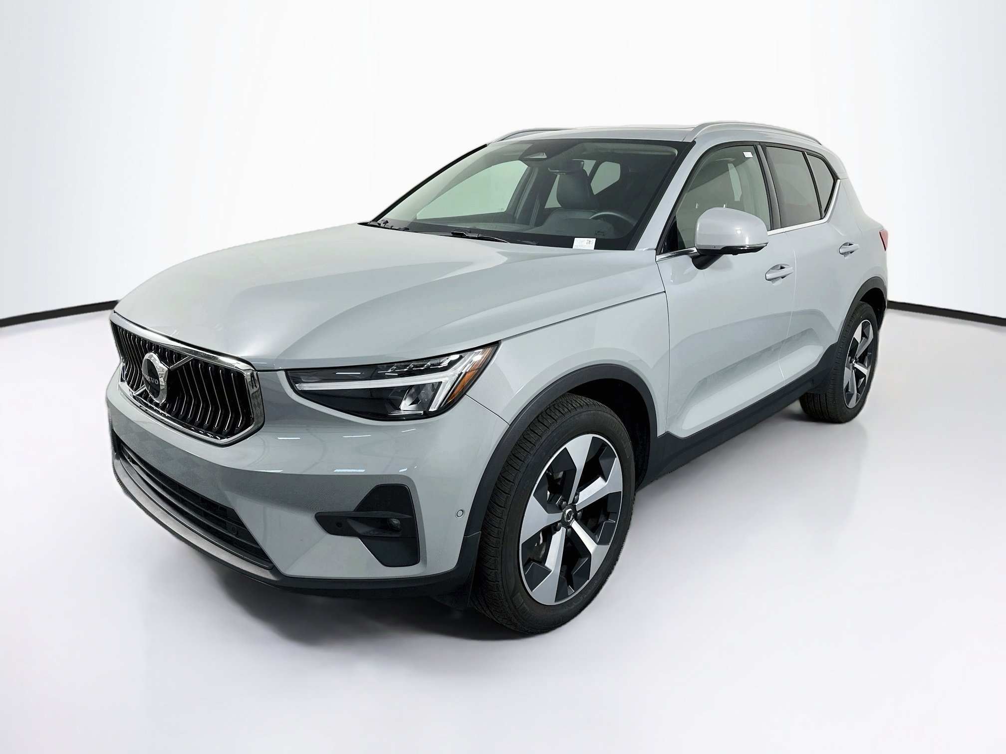 Used 2025 Volvo XC40 B5 Plus AWD/4WD image 3