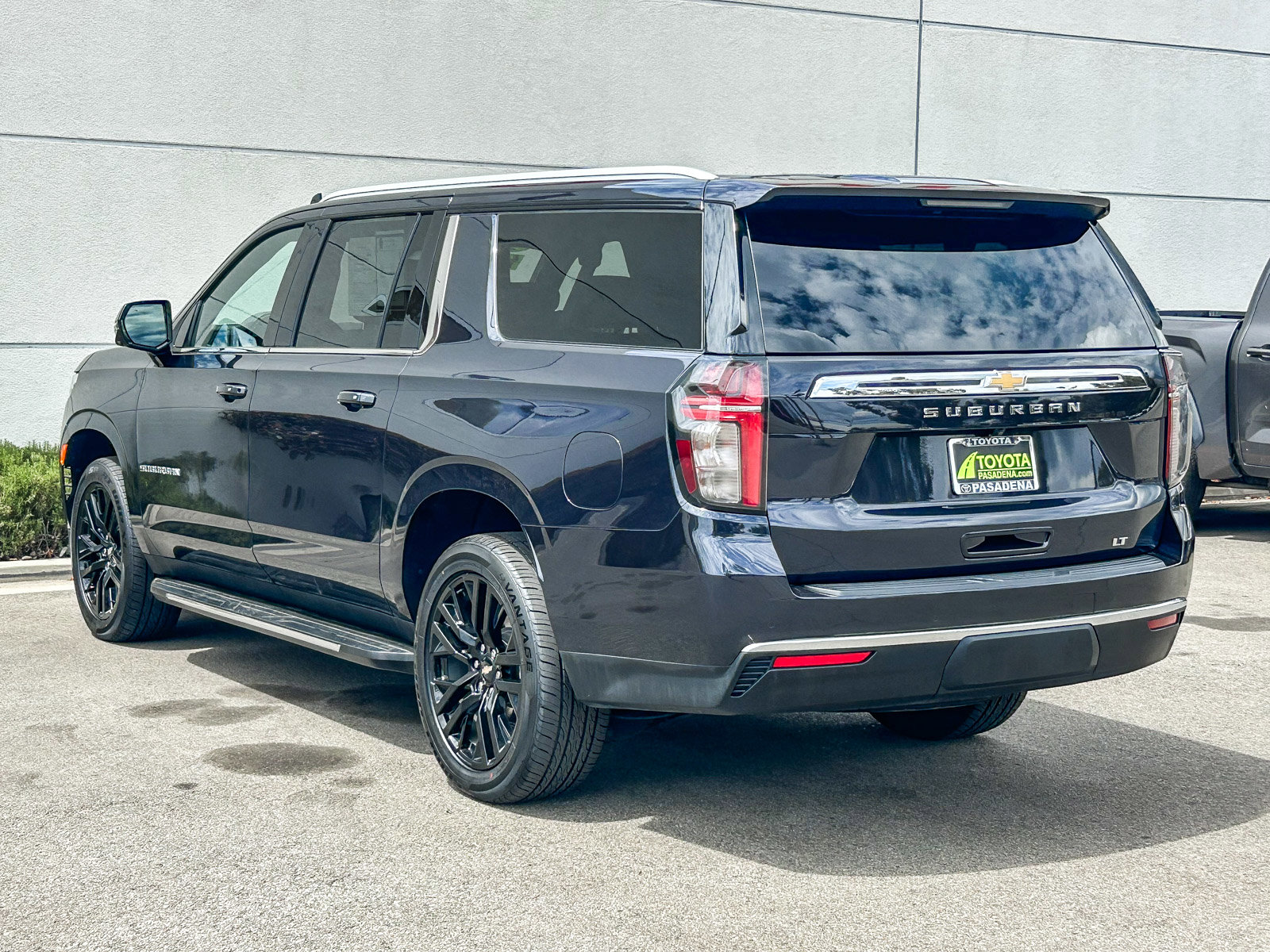 Used 2024 Chevrolet Suburban LT w/ Luxury Package image 8