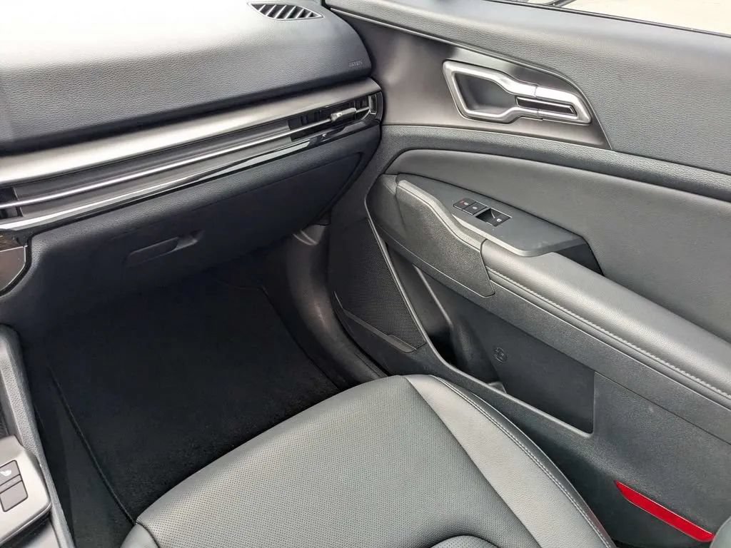 Used 2026 Kia Sportage EX FWD image 18