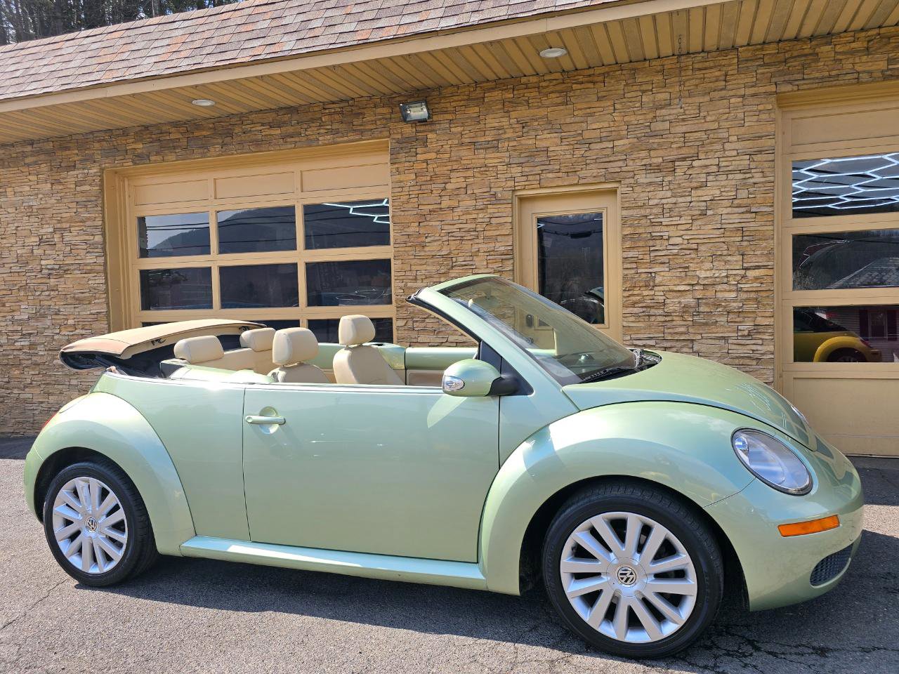 Used 2008 Volkswagen Beetle SE image 3