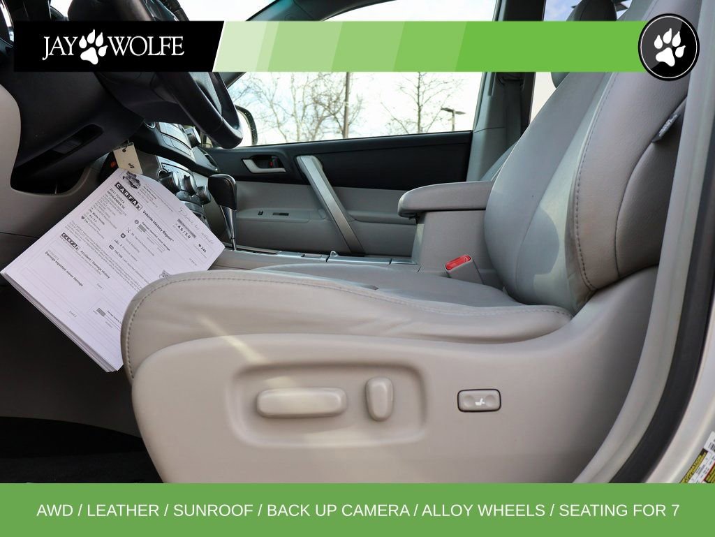 Used 2011 Toyota Highlander SE w/ Tow Pkg image 32