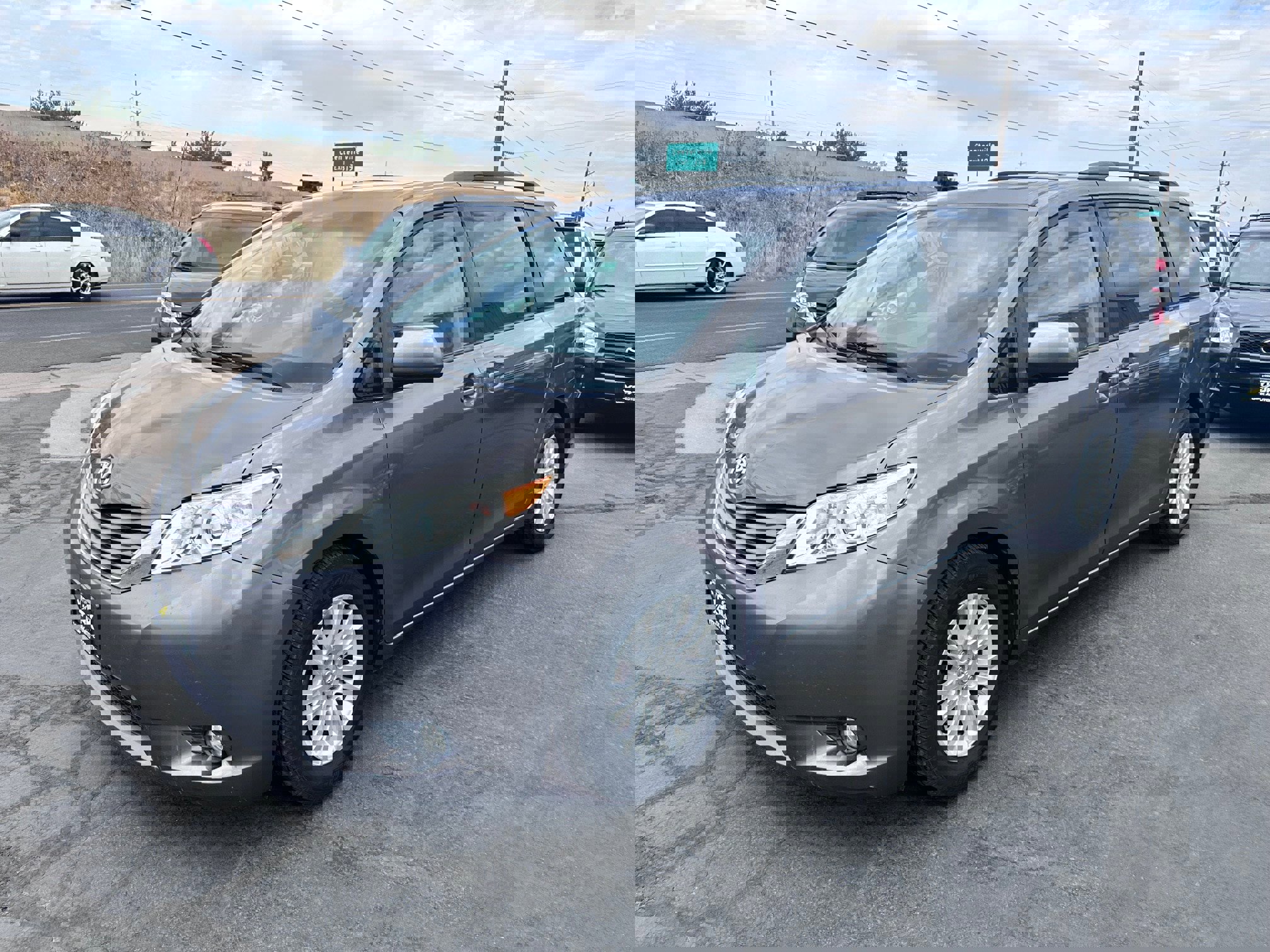 Used 2014 Toyota Sienna XLE image 2
