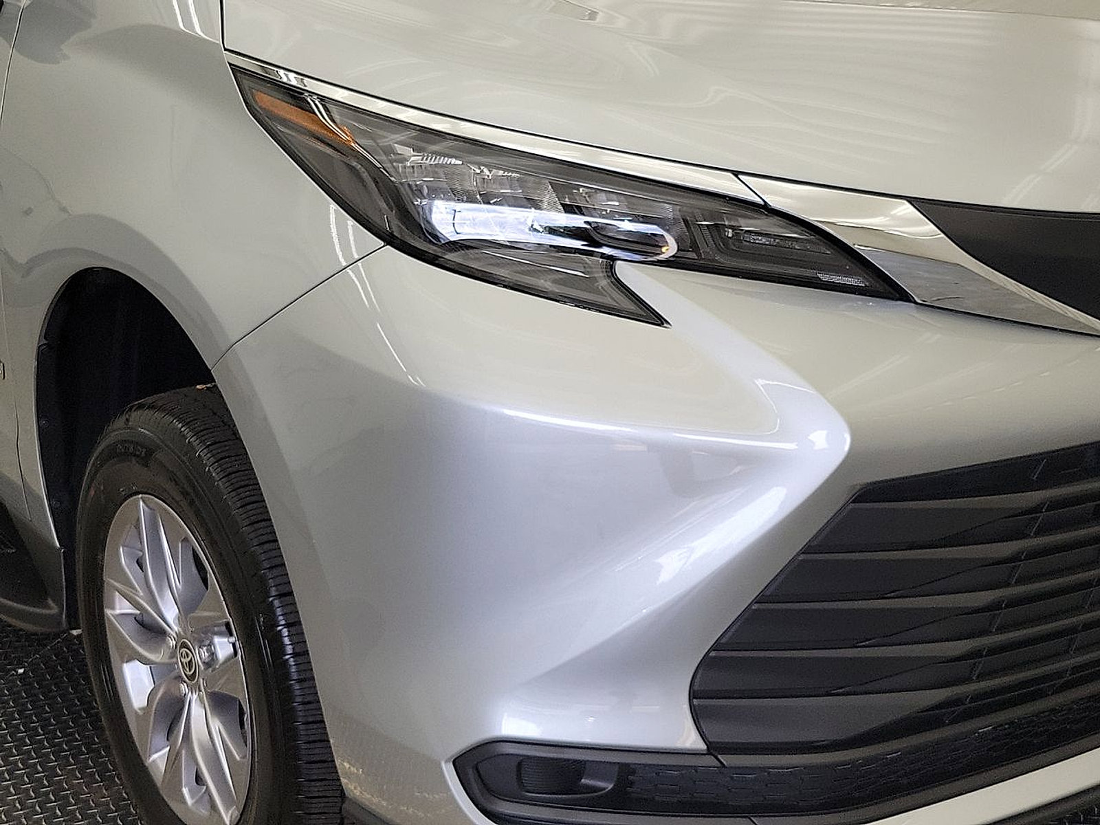 Used 2024 Toyota Sienna LE FWD image 27