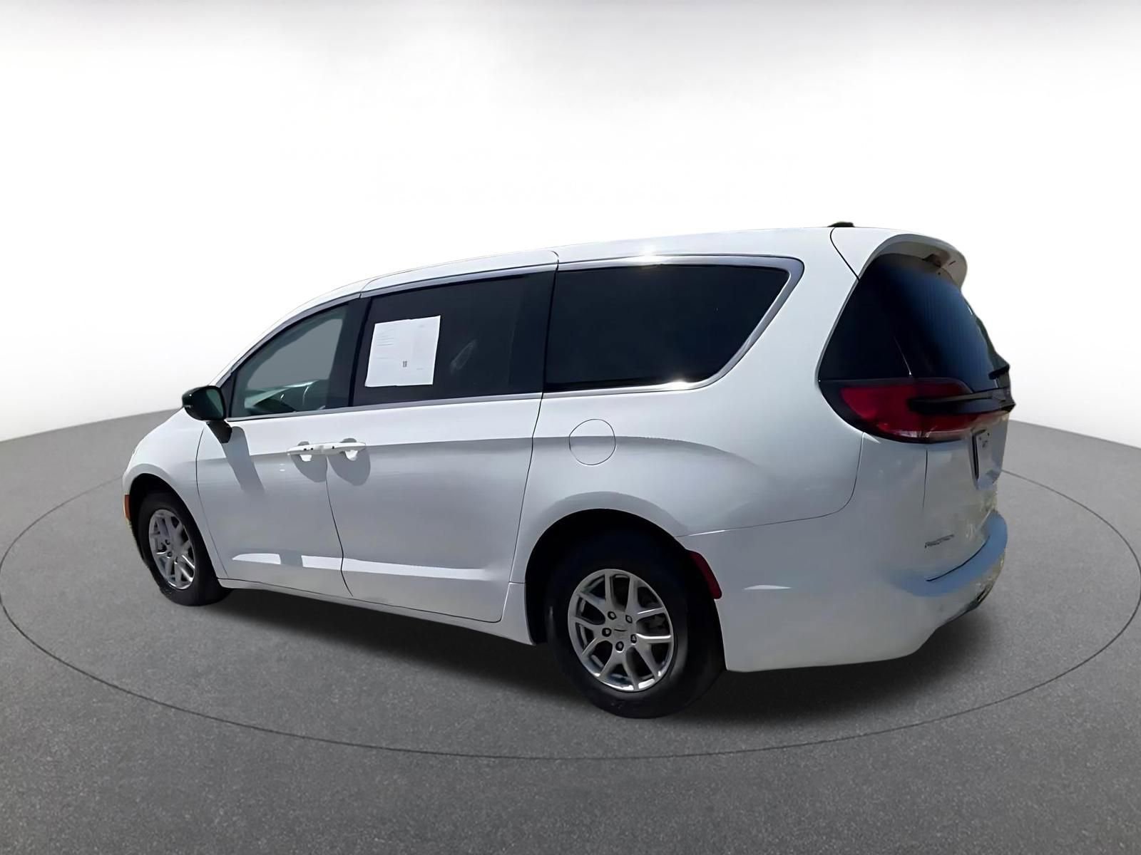 Used 2024 Chrysler Pacifica Touring-L FWD image 10