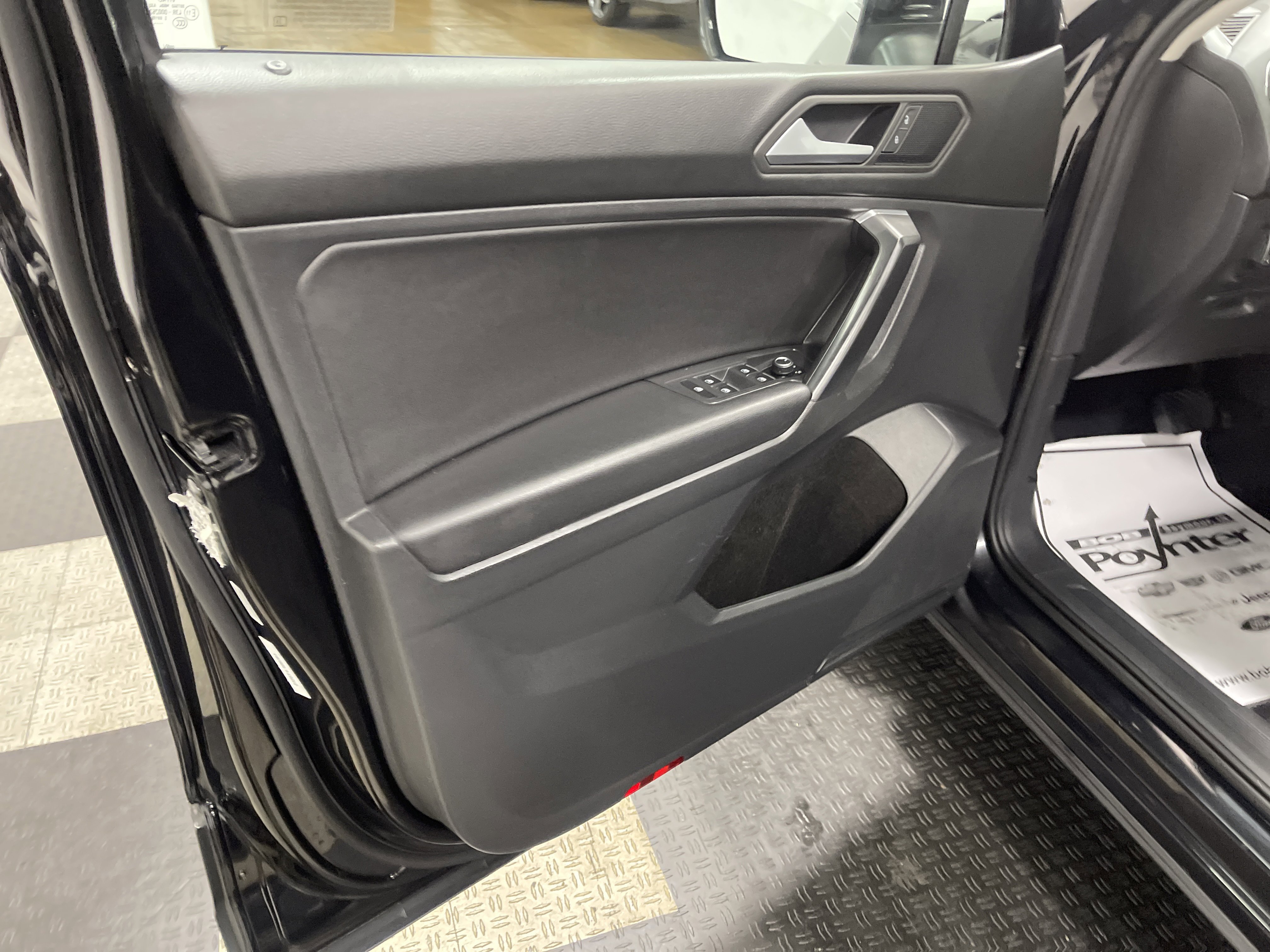 Used 2021 Volkswagen Tiguan SE image 10