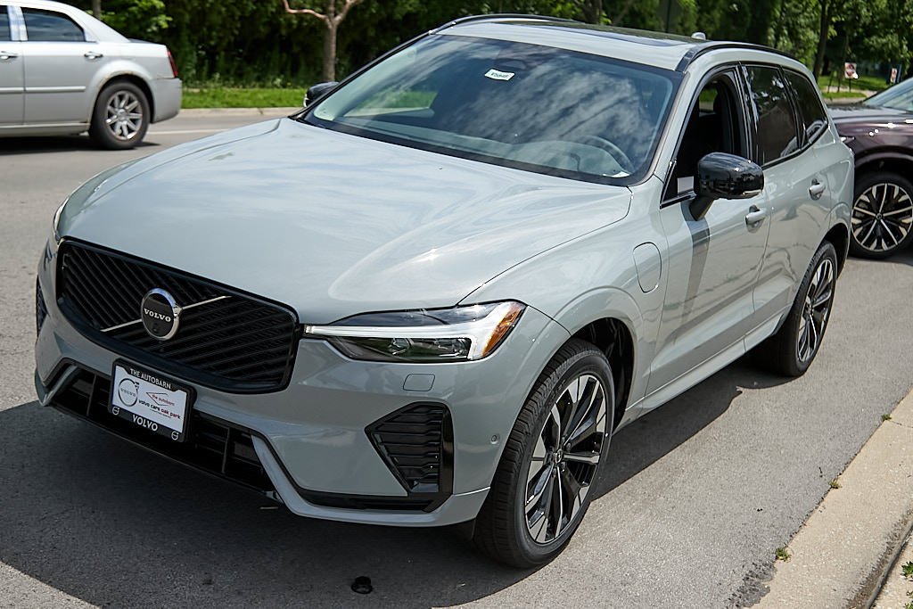 New 2026 Volvo XC60 T8 Plus w/ Climate Package PRO AWD/4WD image 6