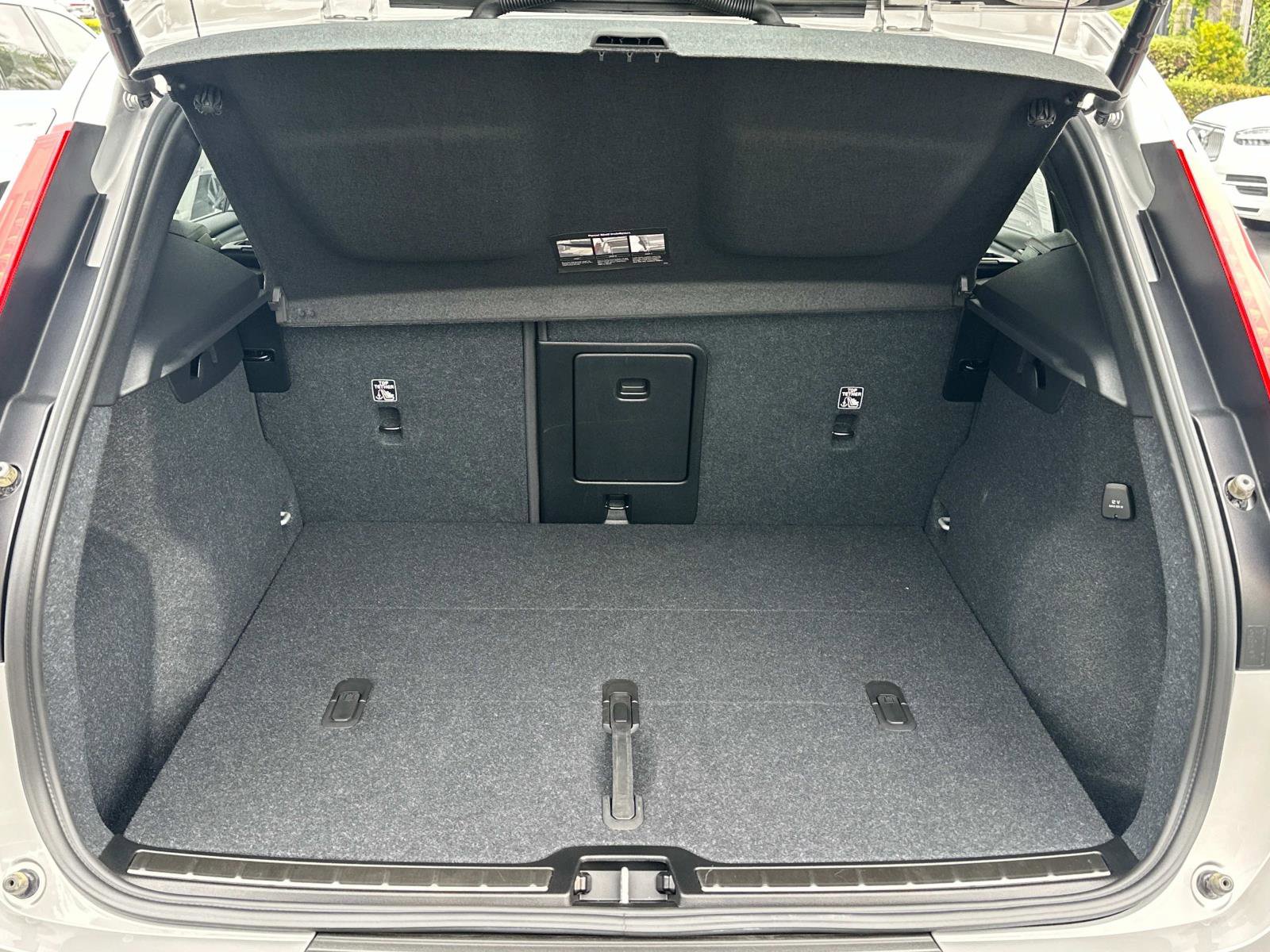 Certified 2024 Volvo XC40 B5 Ultimate w/ Climate Package image 22