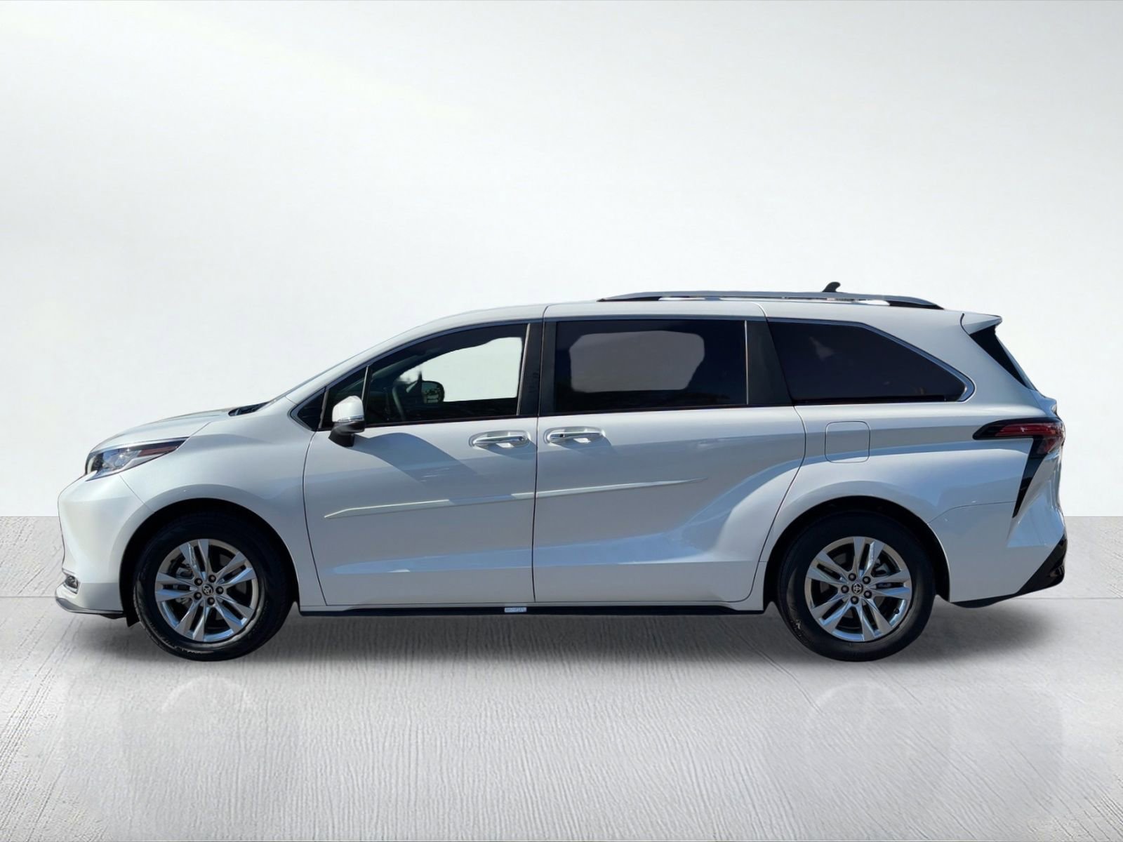 Used 2025 Toyota Sienna Limited image 2