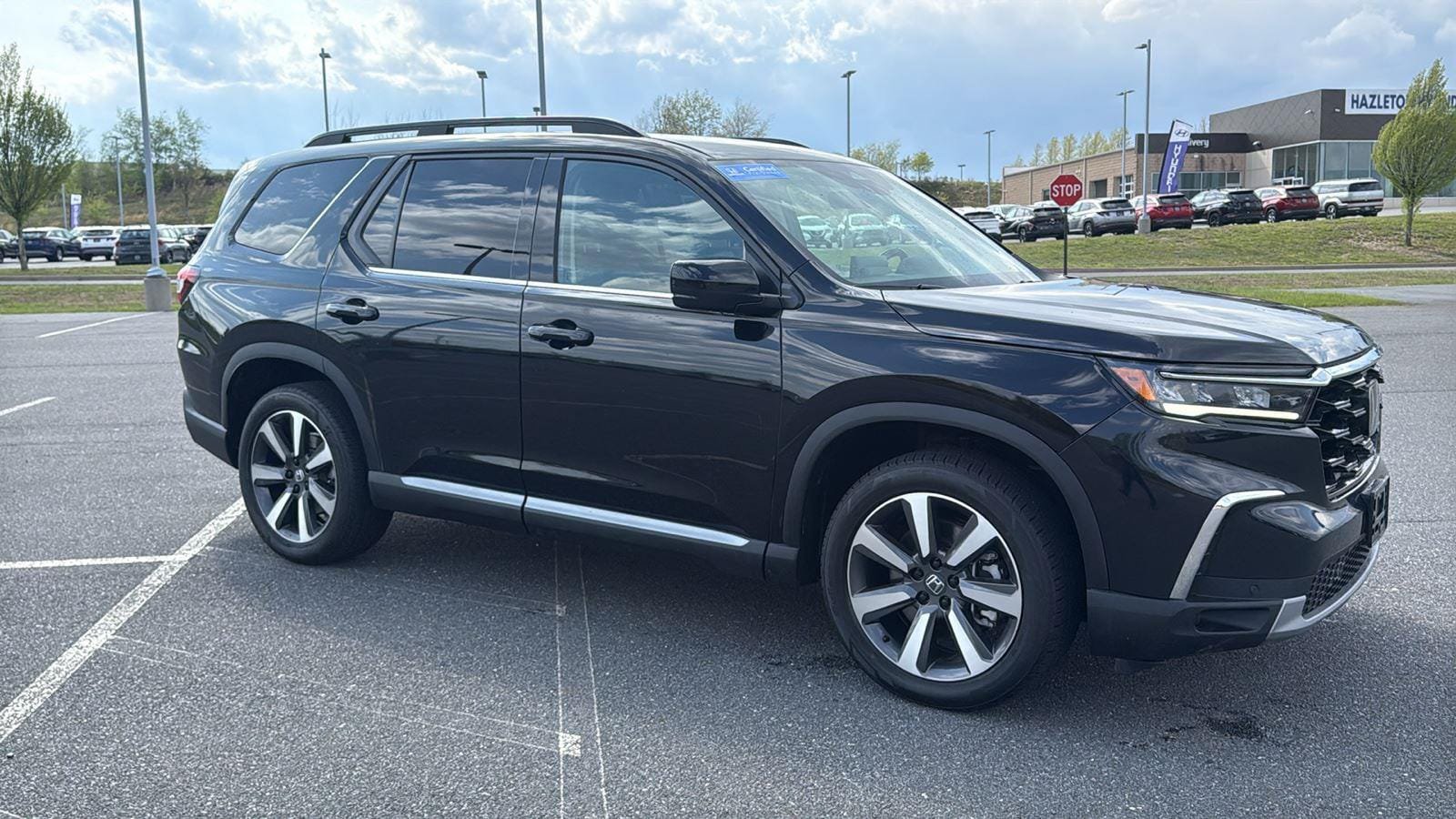 Used 2025 Honda Pilot Touring image 2