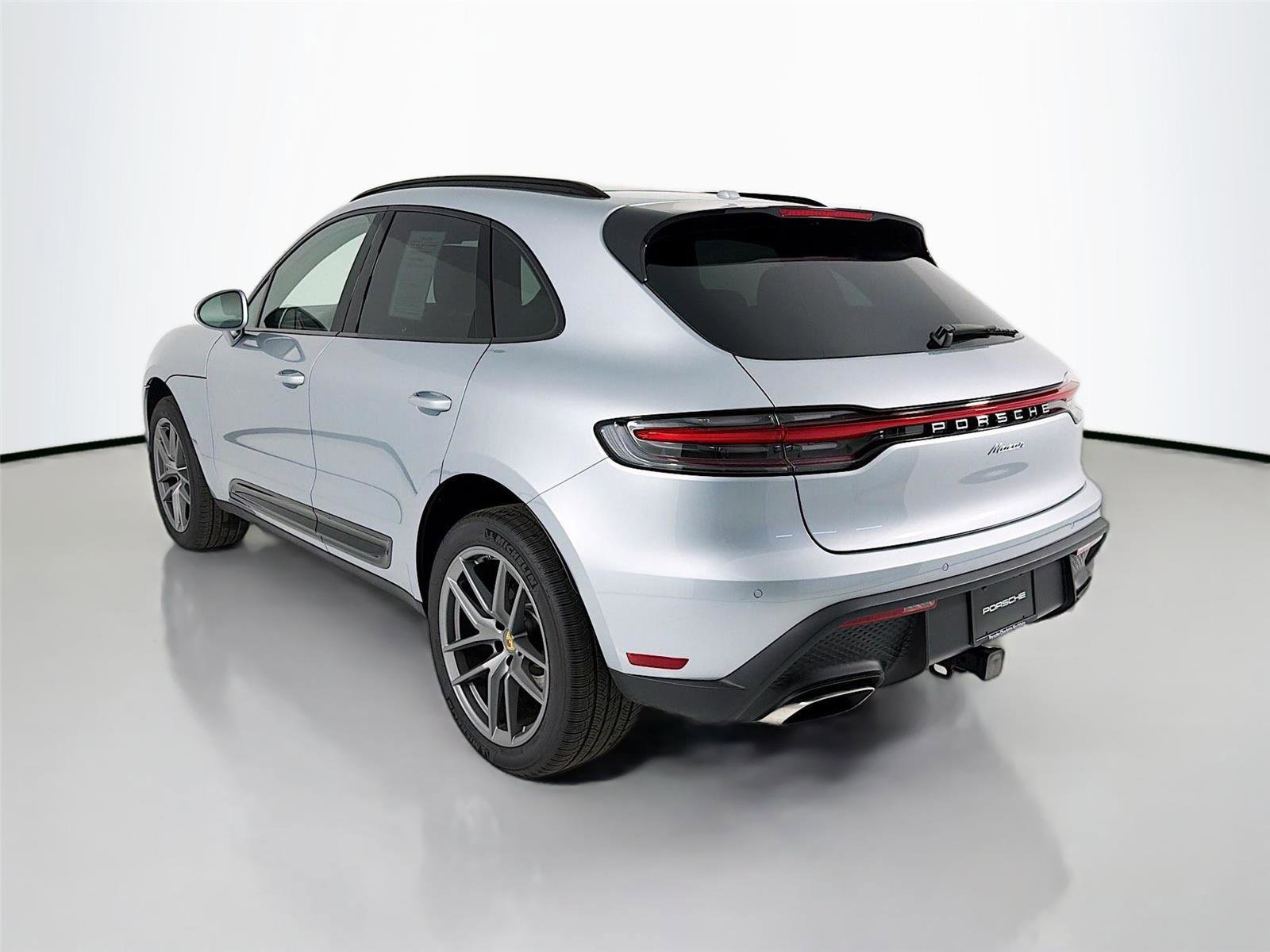 Certified 2025 Porsche Macan image 3