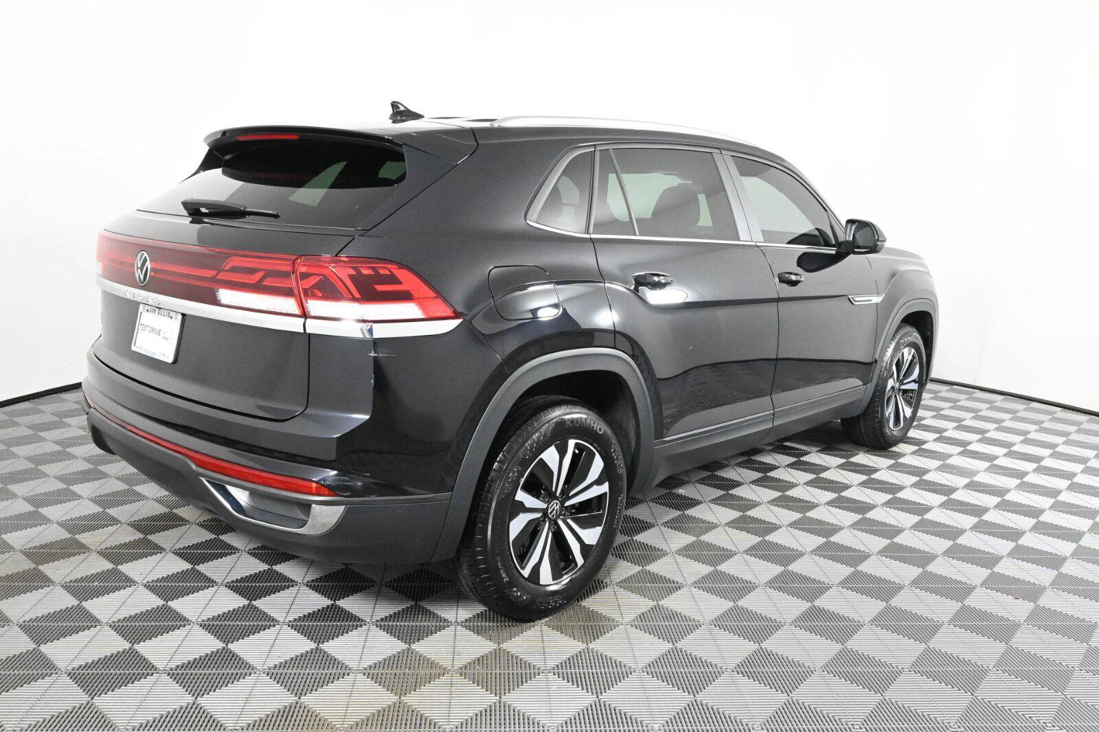 Used 2024 Volkswagen Atlas Cross Sport SE FWD image 6