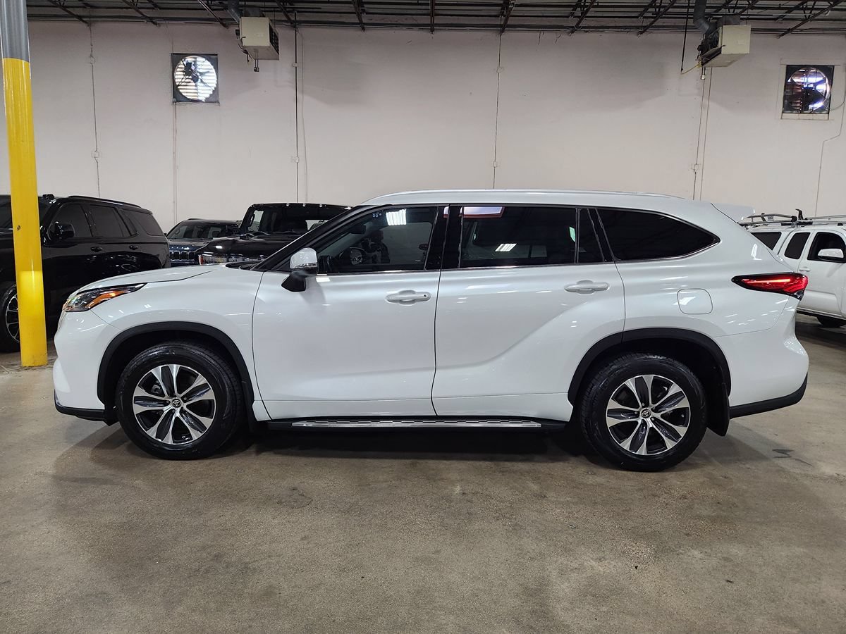 Used 2022 Toyota Highlander XLE AWD/4WD image 7