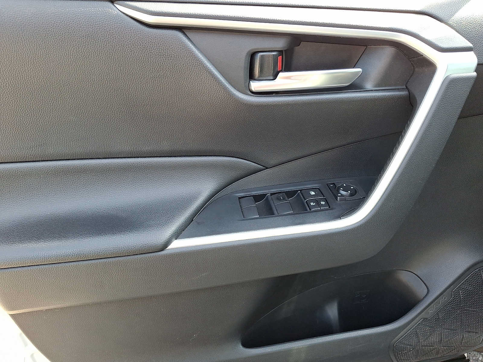 Used 2019 Toyota RAV4 XLE w/ All Weather Liner Package AWD/4WD image 9