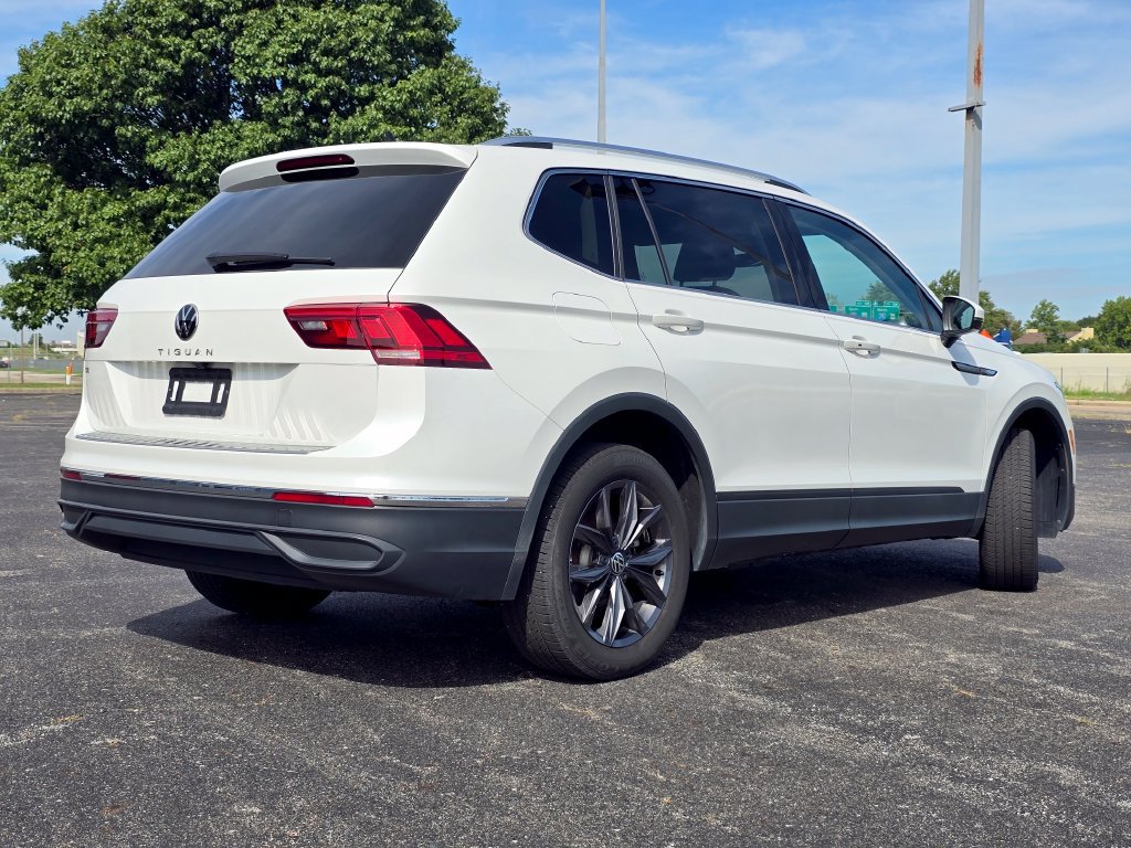 Used 2023 Volkswagen Tiguan SE w/ Panoramic Sunroof Package FWD image 16